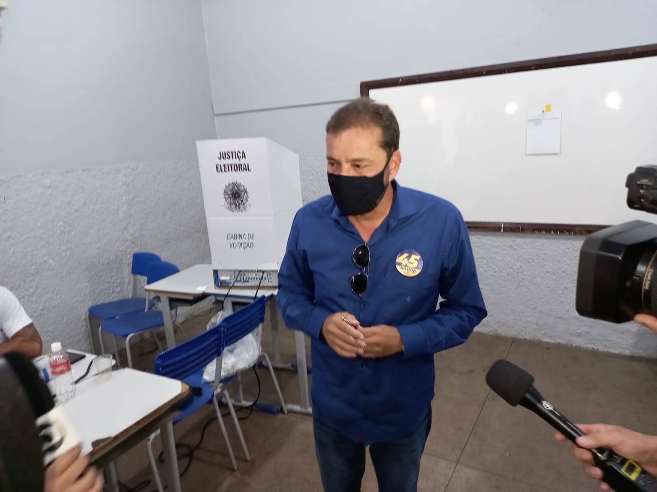 Candidato a REELEIÇÃO, Dr. Hildon Chaves votou na manhã desse domingo na escola Estadual Carmela Dutra - News Rondônia