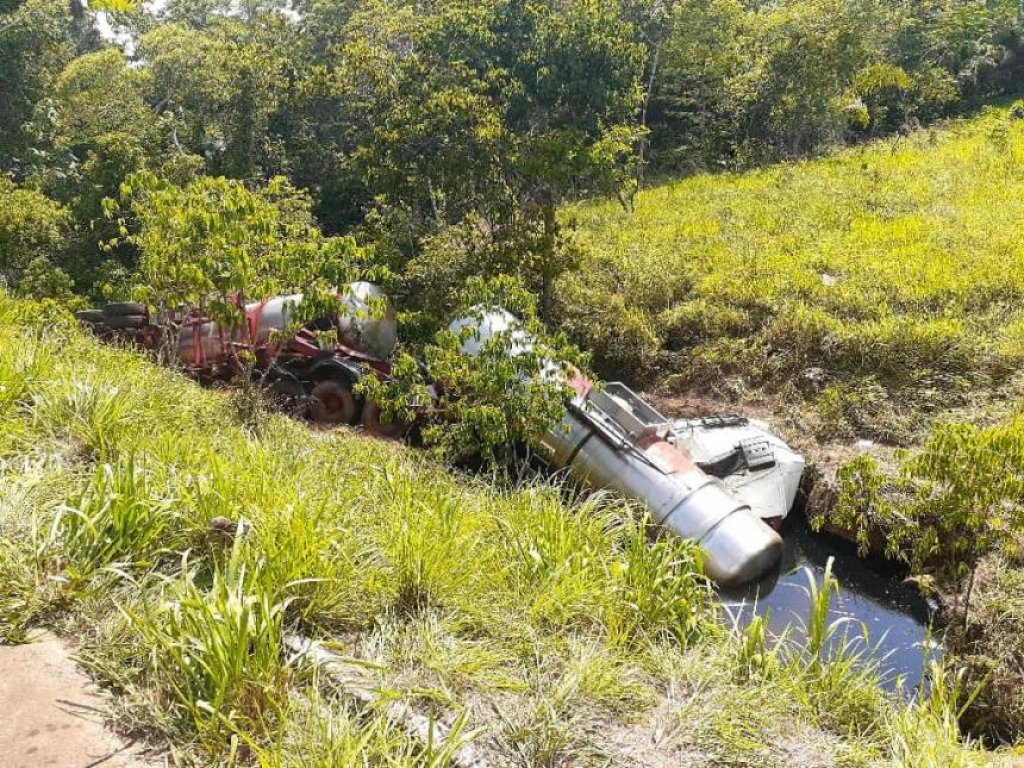 Carreta cai em represa e motorista morre em MT - News Rondônia