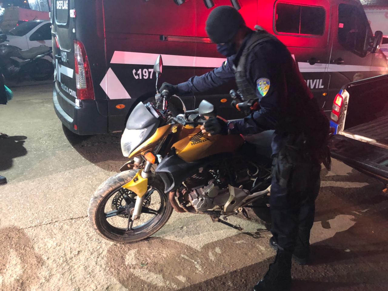 Polícia evita assaltos e detém dupla com moto roubada e arma de fogo na capital - News Rondônia