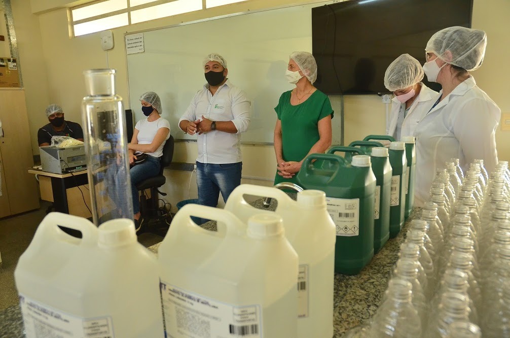 Fabricação de álcool 70%: parceria do Ifro de Vilhena com Sesc beneficia Saúde local em grande doação - News Rondônia