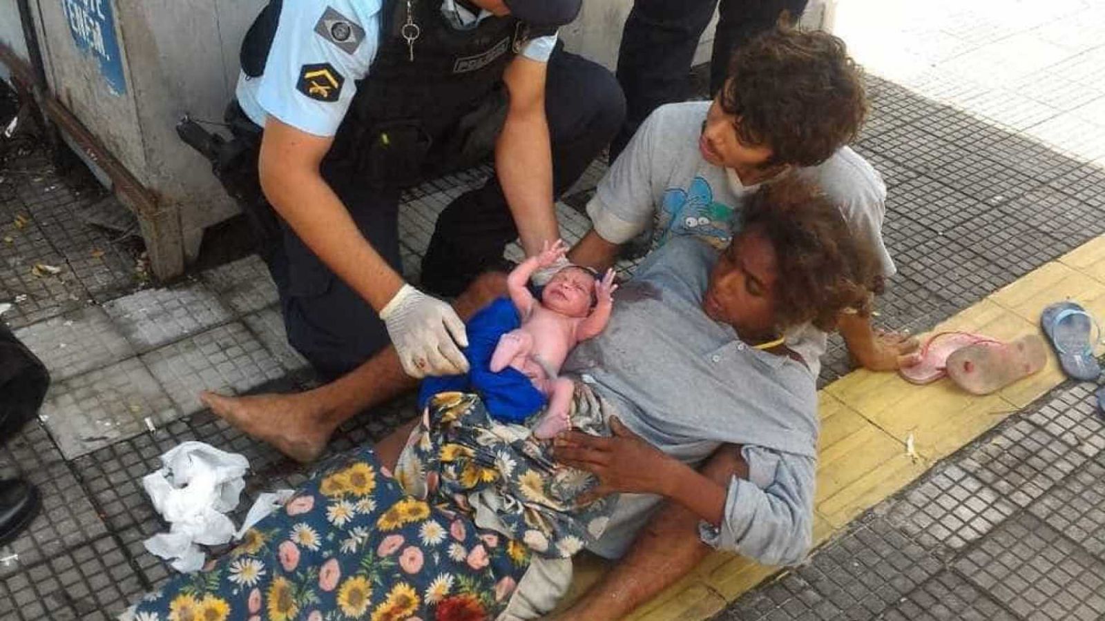 MÃE DÁ À LUZ EM PRAÇA DE FORTALEZA COM AJUDA DE POLICIAIS - News Rondônia