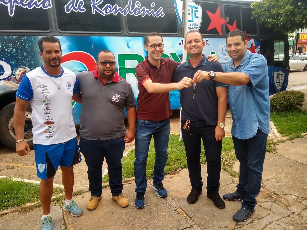 EMPRESÁRIO DOA ÔNIBUS PARA EQUIPE DO JI-PARANÁ FUTEBOL CLUBE - News Rondônia