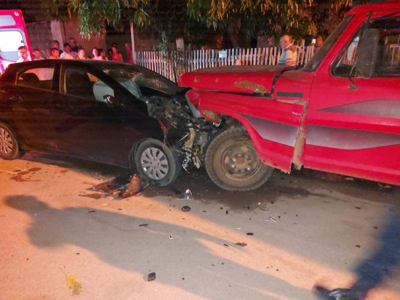 Motorista perde controle de veiculo e bate em caminhão estacionado - News Rondônia