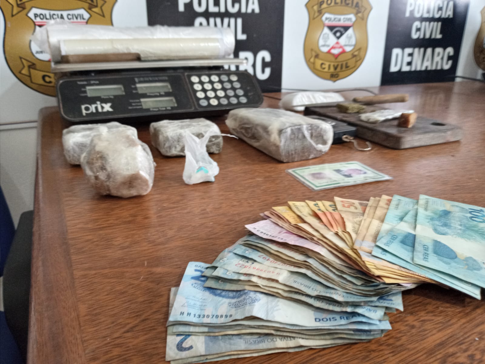 DISTRIBUIDOR - Denarc prende traficante entregando drogas na zona leste - News Rondônia