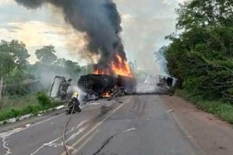 Carreta pega fogo e motorista morre carbonizado na BR 364 - News Rondônia