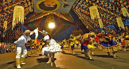 OLHA PRO CÉU MEU AMOR, VÊ COMO ELE ESTÁ LINDO, OLHA PRAQUELE BALÃO MULTICOR, COMO NO CÉU VAI SUBINDO - News Rondônia