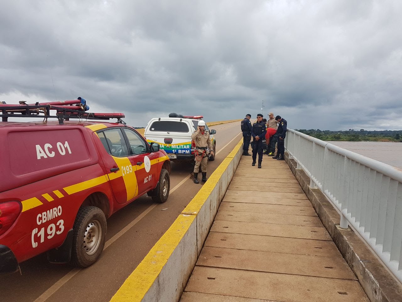 Mulher ameaça se jogar da ponte sobre o Rio Madeira em Porto Velho - News Rondônia