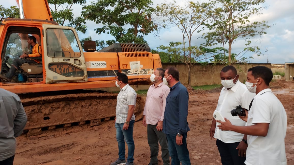 Prefeito Hildon Chaves e vereadores da Comissão de Obras visitam trabalho de drenagem no bairro Lagoa - News Rondônia