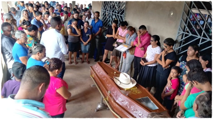 Seringueiros velam familiares assassinados por pistoleiros no Seringal São Lourenço, no Sul de Lábreae