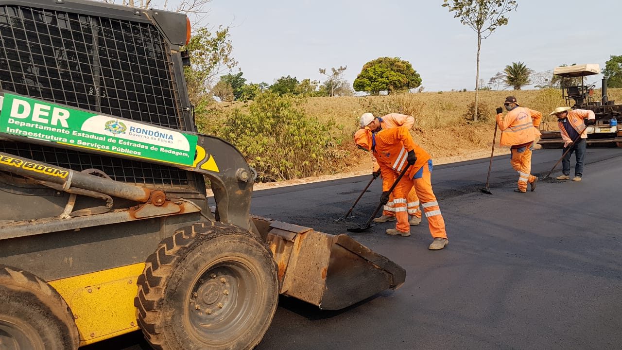 DER inicia aplicação de asfalto na recuperação da RO-490 que liga o município de Alto Alegre a RO-383 - News Rondônia