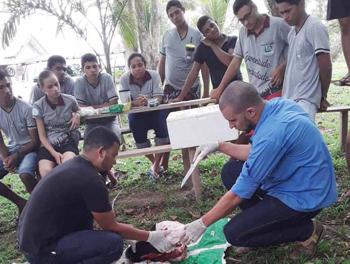 EQUIPE DA IDARON ORIENTA ESTUDANTES SOBRE OS CUIDADOS PARA O COMBATE À RAIVA EM HERBÍVOROS - News Rondônia