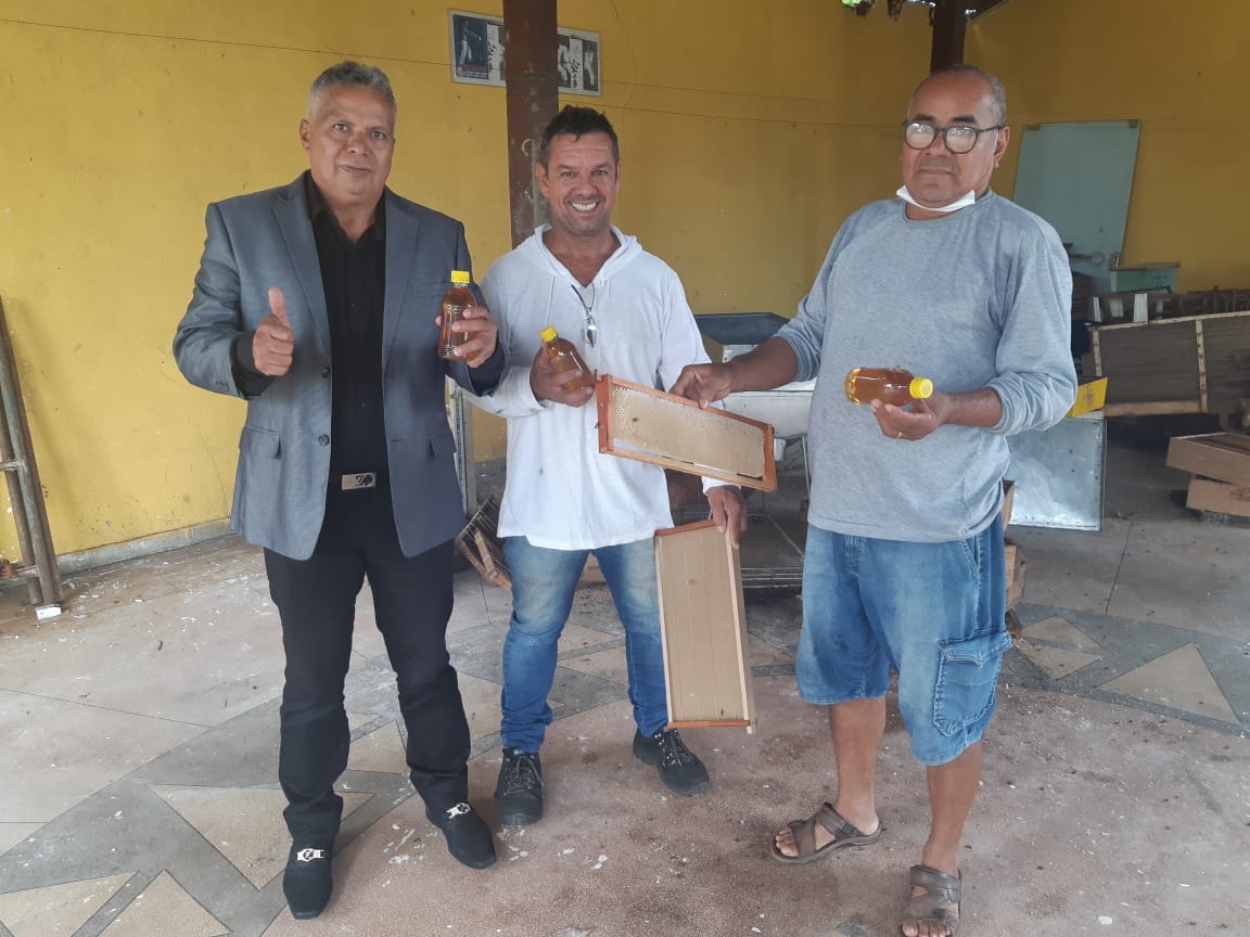 Vereador Valtinho Canuto visita associação de apicultores - News Rondônia