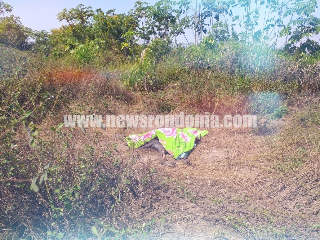 [IMAGENS FORTES] Corpo em decomposição é encontrado em fundiária de fazenda na BR-319 - News Rondônia