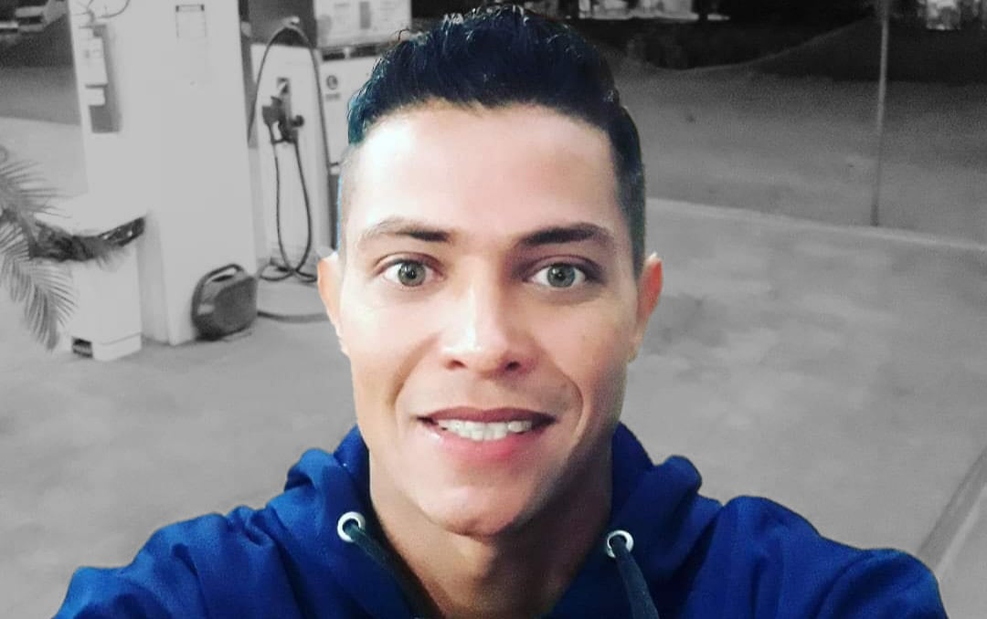 No interior de Rondônia, frentista canta Amado Batista e faz sucesso na internet - News Rondônia