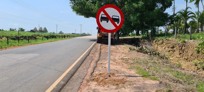 TRÂNSITO SEGURO - Mais de 400 placas de sinalização vertical estão sendo instaladas na RO-383 entre Rolim de Moura e Alta Floresta dOeste - News Rondônia