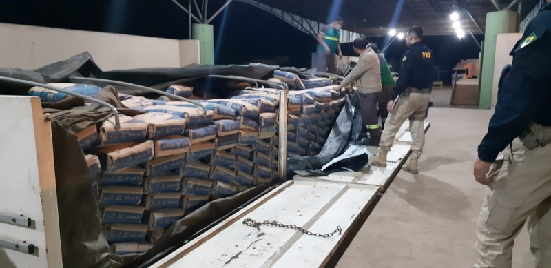 Desceu quadrado: PRF/RO apreende 2400 litros de bebida alcoólica transportada escondida em frete de cimento - News Rondônia