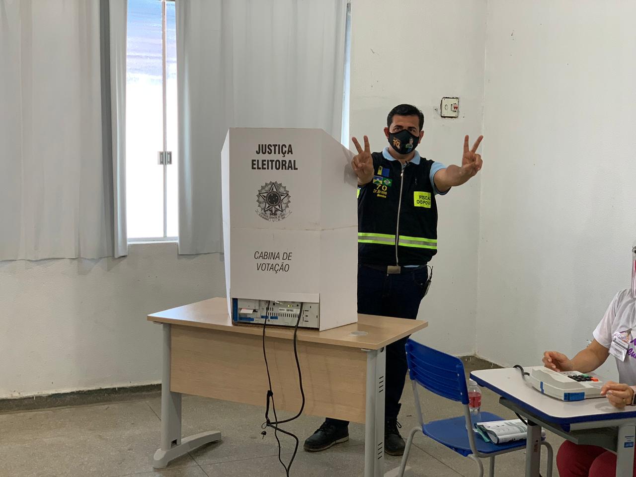 Candidato a prefeito de Porto Velho pelo Avante, Breno Mendes, votou no final da manhã deste domingo (15) na escola Major Guapindaia, região Central da capital - News Rondônia
