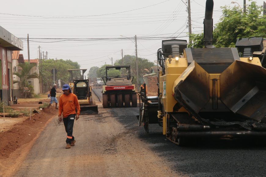 FRENTE DE TRABALHO - Obras de asfaltamento em Rolim de Moura são executadas e fiscalizadas pelo Governo do Estado - News Rondônia