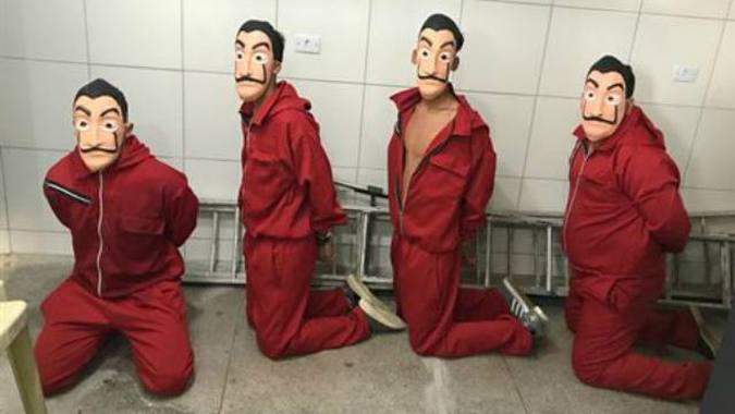Jovens se vestiram com macacões vermelhos, máscaras de Salvador Dalí e armas de brinquedo (foto: Cortesia 