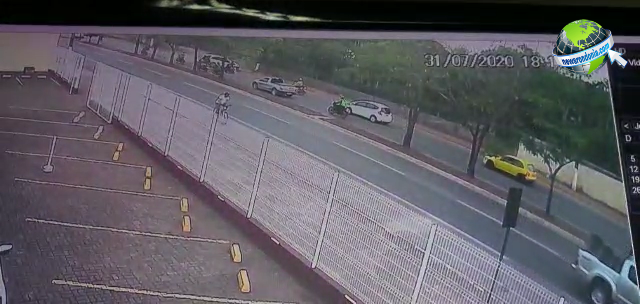 Vídeo mostra exato momento que motorista atinge poste na capital - News Rondônia