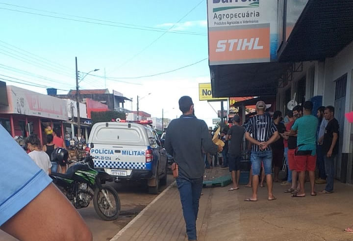 TIROS NA CABEÇA - Discussão termina com homem sendo executado em casa agropecuária - News Rondônia