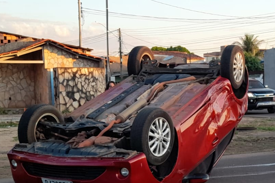 ATUALIZAÇÃO: Carro capota em acidente em frente de escola na capital - News Rondônia