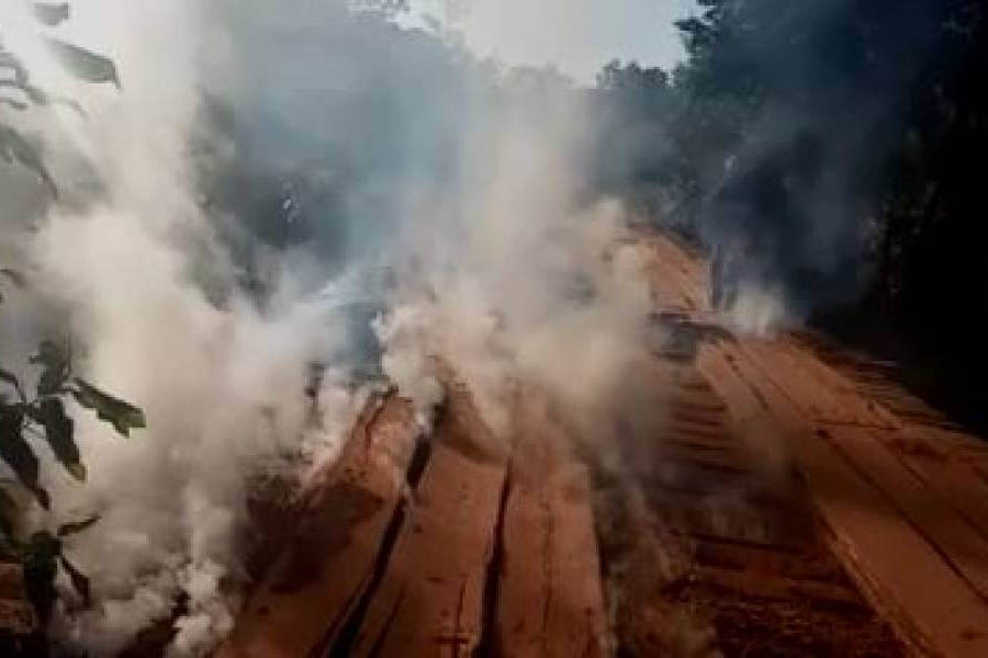 Ponte é incendiada na área rural de Cerejeiras; polícia tenta identificar autores do vandalismo - News Rondônia