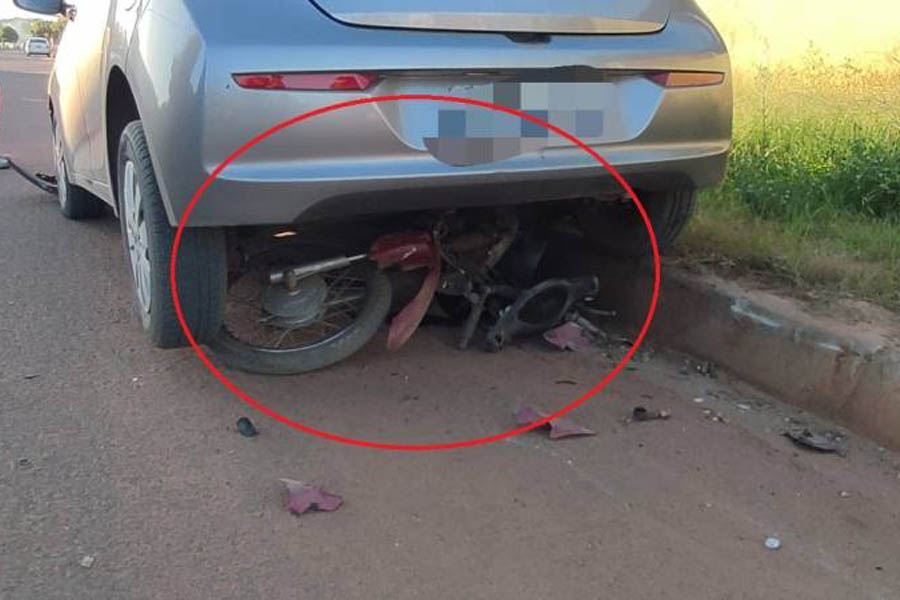 Motoneta vai parar embaixo de carro, capacete voa e cai sobre telhado e condutor fica em estado grave, em Vilhena - News Rondônia