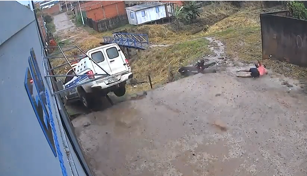 No Acre, vídeo mostra viatura da PM caindo em bueiro após perseguição a bandidos - News Rondônia