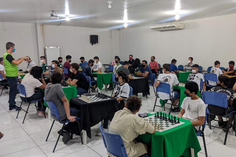 Torneio de xadrez reúne mais de cem estudantes em escola da zona