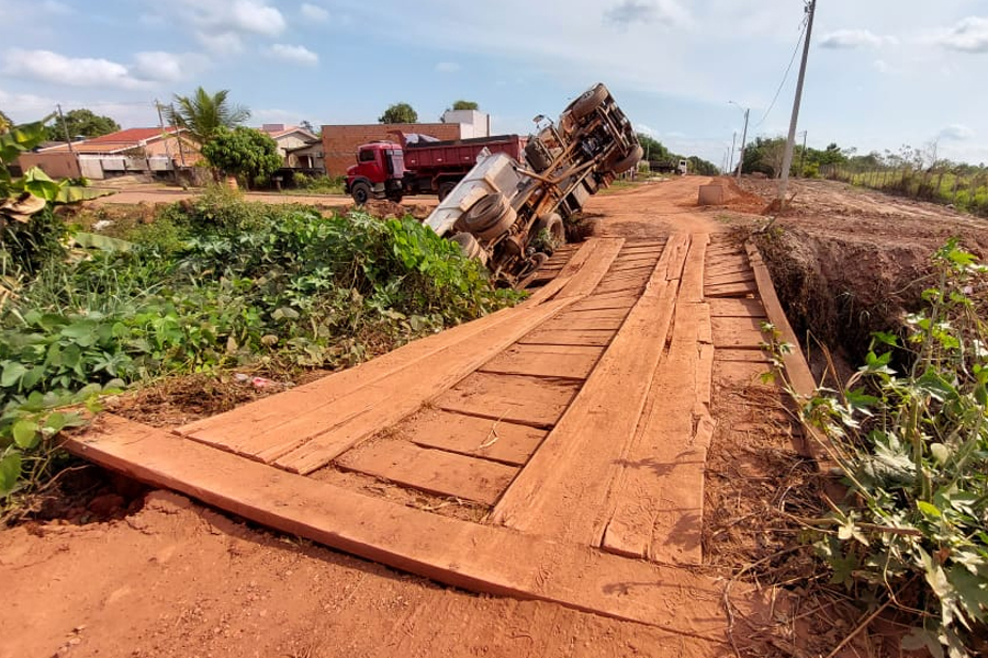 Ponte não resiste peso e caminhão carregado cai em córrego, em Pimenta Bueno - News Rondônia