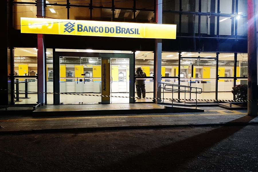 ATAQUES AO BB: Bandidos tentam explodir caixa eletrônico de agência bancária na capital - News Rondônia