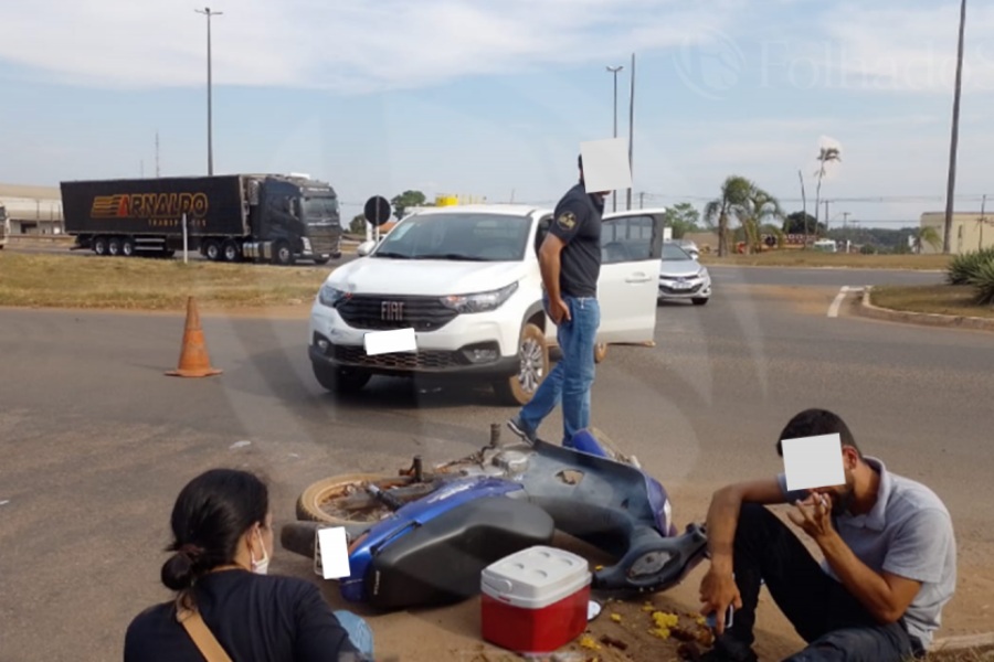 Falta de atenção pode ter sido a causa de acidente envolvendo picape e motoneta que deixou uma mulher ferida em Vilhena - News Rondônia