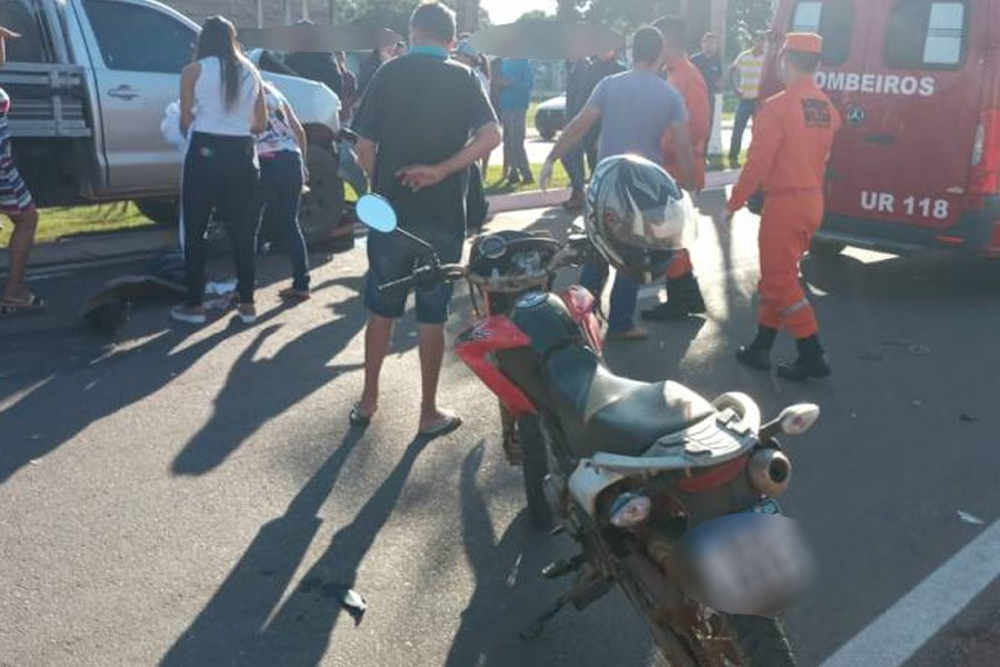 Acidente envolvendo picape e motoneta em avenida de Cerejeiras deixa mãe e filho com fraturas expostas - News Rondônia