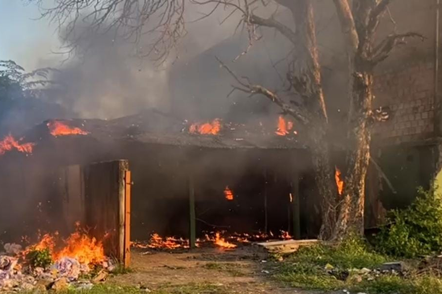 DESTRUÍDA: Casa usada por usuários de drogas é incendiada na capital - News Rondônia