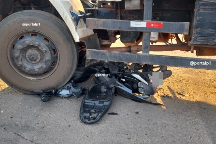 Motoneta é esmagada por caminhão boiadeiro e mulher escapa da morte em Jaru - News Rondônia