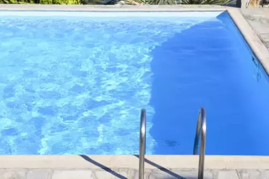 Duas crianças de 1 e 2 anos morrem afogadas na piscina da casa de uma delas - News Rondônia