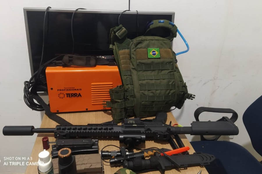 Polícia conduz três e apreende arma de air soft, rádio comunicador e objetos após roubo - News Rondônia