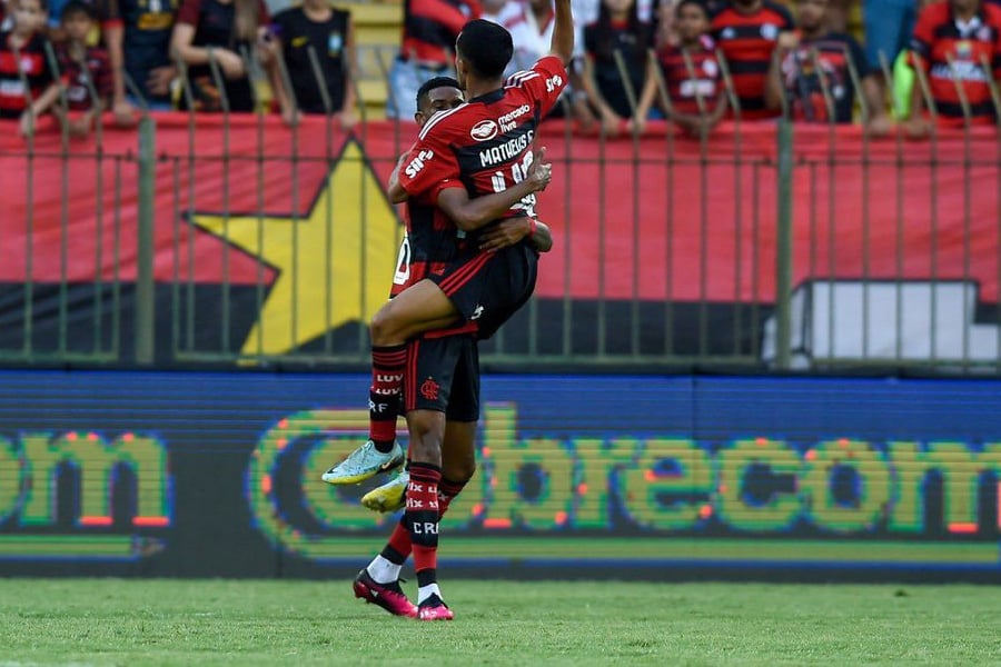 Jovens da base decidem e Flamengo dispara na liderança do Carioca - News Rondônia