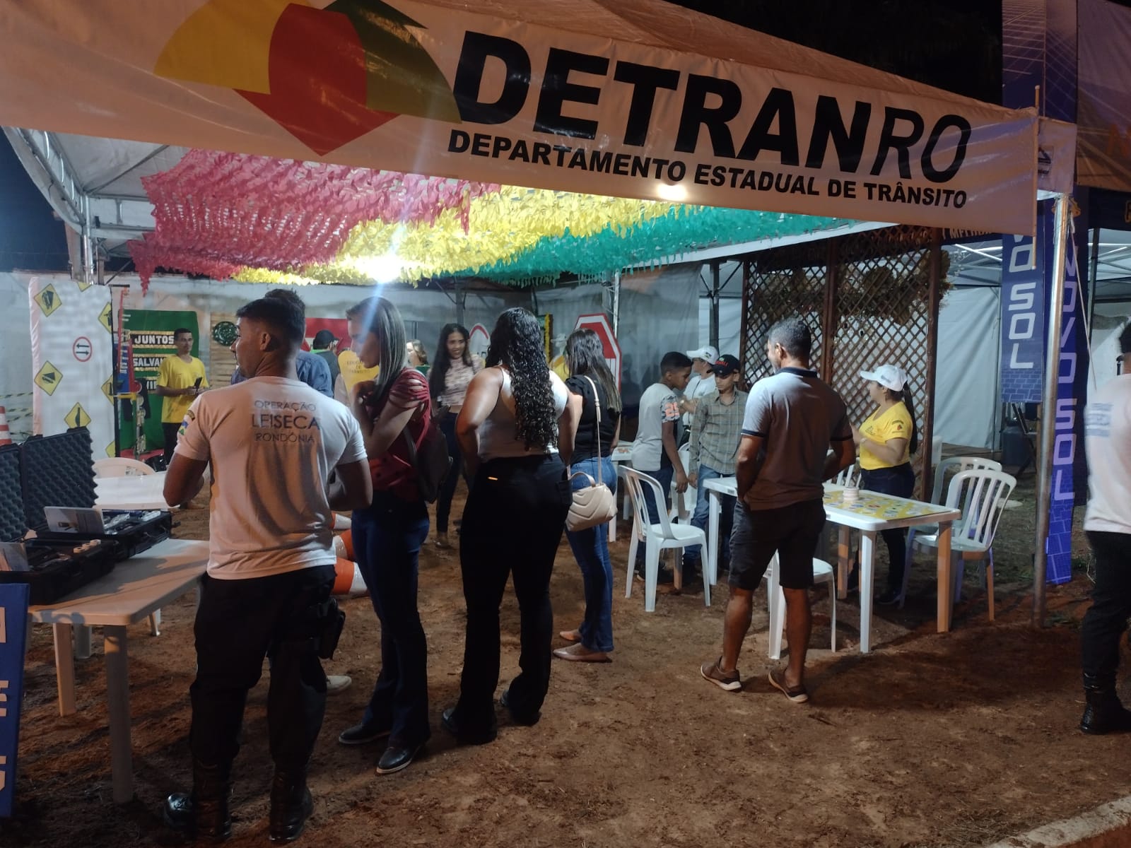 Óculos que simula a visão de uma pessoa embriagada faz sucesso na Expo Show Norte em Ouro Preto do Oeste - News Rondônia